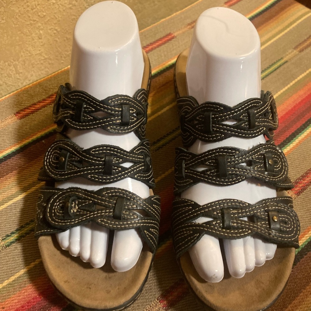 Clarks  8.5 Black Slide Sandals with Braided Straps very good condition